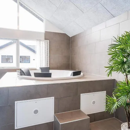 16 Person In Nørre Nebel